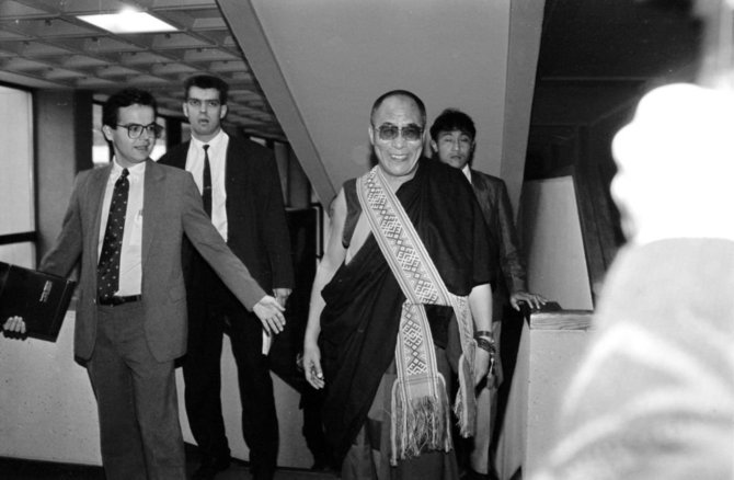 Dalai Lama Aukščiausiojoje Taryboje. 1991 rugsėjo 29 d. Nuotr. aut. Raimundas Šuika. Nuotrauka iš Lietuvos centrinio valstybės archyvo fondų