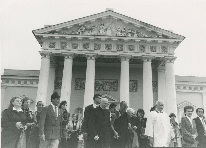 Dalai Lama šalia Vilniaus Katedros. Nuotrauka iš Laimos Andrikienės archyvo. Nuotr. aut. Kęstutis Vanagas