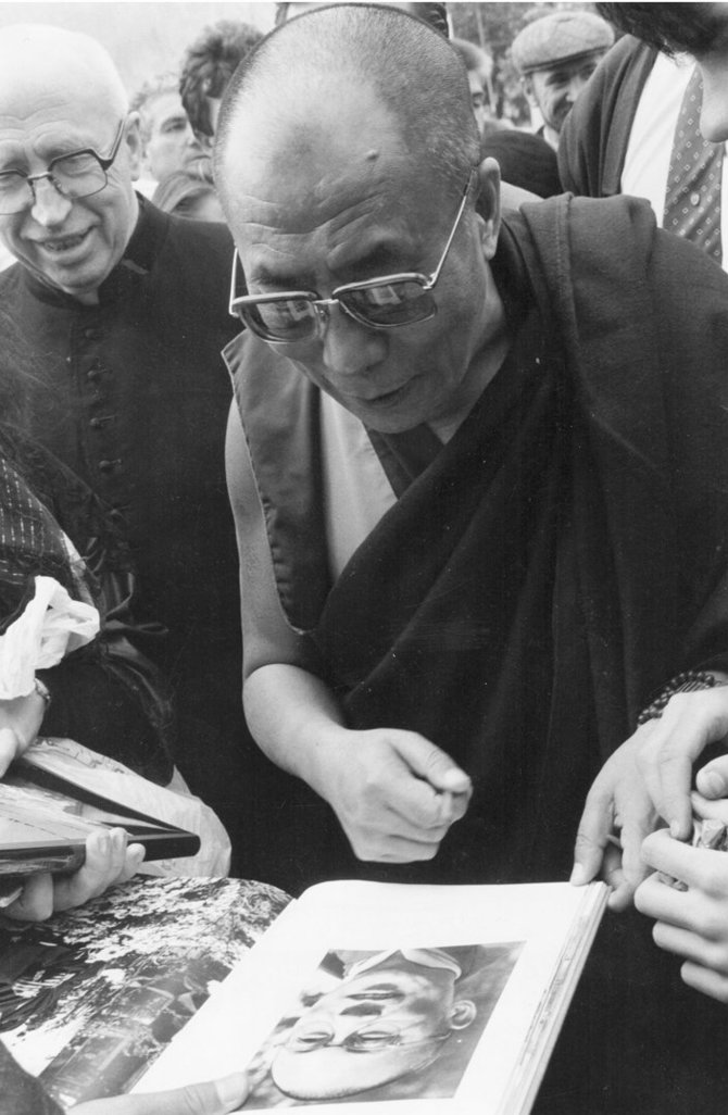 Dalai Lama Katedros aikštėje. 1991 rugsėjo 29 d. Nuotr. iš Radvilės Racėnaitės archyvo. Nuotr. aut. Kęstutis Vanagas