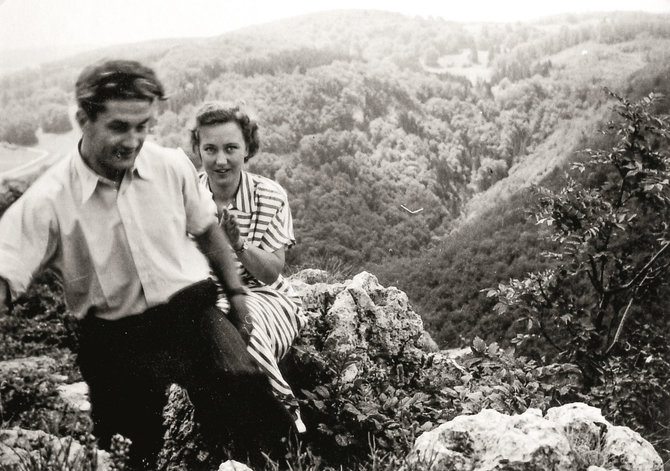 Juozas Lukša ir Nijolė Bražėnaitė Treifelbergo kalnuose. 1950. N.Bražėnaitė: „Atsimenu, Juozas lakstydavo aplinkui ir ieškodavo geriausios vietos fotoaparatui, vis norėdamas pagauti geresnį rakursą“.