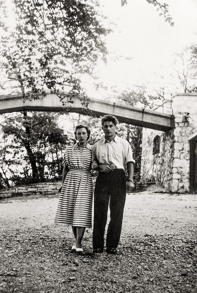 Juozas Lukša ir Nijolė Bražėnaitė prie viešbučio Treifelberge. 1950. 