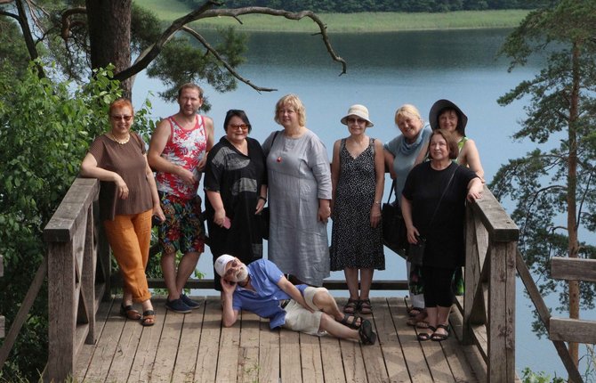 „Meno bangų“ rezidencijos „Po Ignalinos dangumi“ nariai ant Ladakalnio, 2020 m. Ričardo Šileikos nuotr.