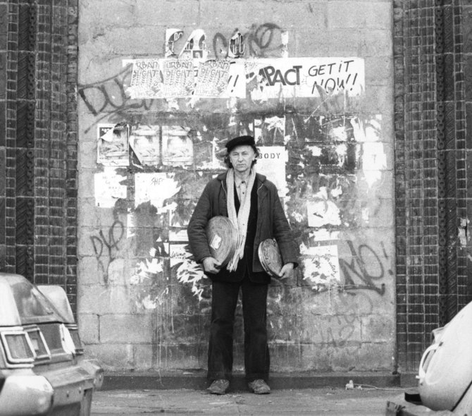 Jonas Mekas prie užmūryto pagrindinio įėjimo į įsigytą teismo pastatą, kuriame netrukus įsikurs Antologijos filmų archyvas, 1979. Jonas Mekas Estate nuosavybė. (nuotraukos fragmentas)