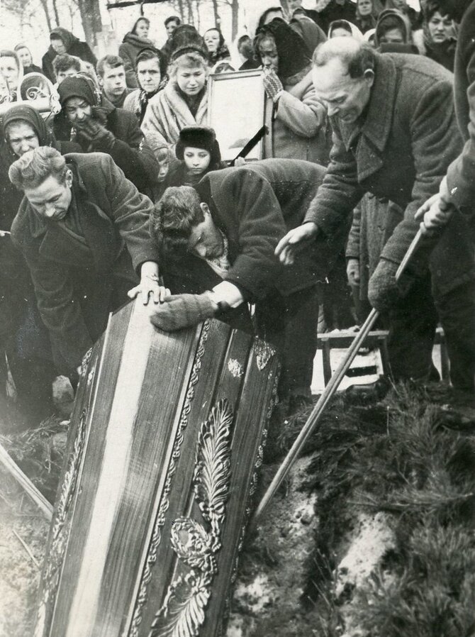 Laidotuvės Jiezno kapinėse. Apie 1970 m. Nuotrauka iš Elenos Butkevičienės šeimos albumo.