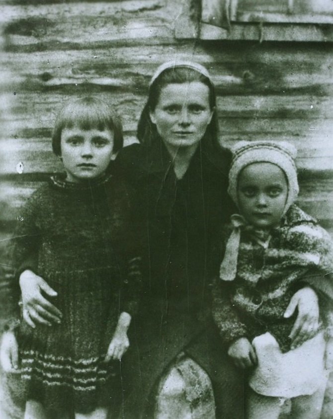 Ona Šalučkienė (g. 1911 m.) su dukromis Marija Laimute (dešinėje, g. 1940 m.) ir Regina Vida (kairėje, g. 1937 m.). Fotografavo į gyvenvietę atvykęs fotografas. Apsirengusios iš kitų tremtinių pasiskolintais rūbais, nes savi buvo išmainyti į maisto produktus. R.Šalučkaitės (kairėje) suknelė perre