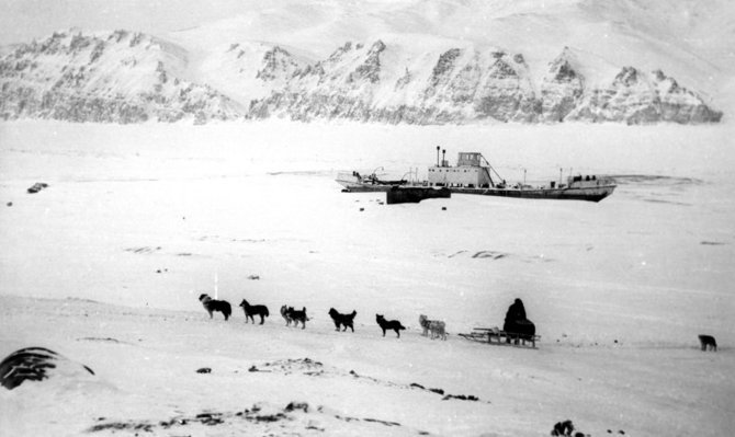 Į žiemos žvejybos punktus ir kitas gyvenvietes iš Tit Arų vykdavo pagrindiniu Šiaurės Jakutijos transportu – šunų kinkinio traukiamomis nartomis. Tit Arų apylinkėse – Lenoje įšalęs laivas. 1954–1956 m. 