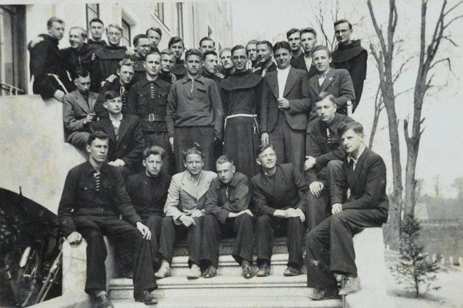 Antroje eilėje pirmas iš kairės J Mikutis, A.Mončys ir kiti, VII klasė Kretingos pranciškonų gimnazijoje 1940 gegužės 28 d.