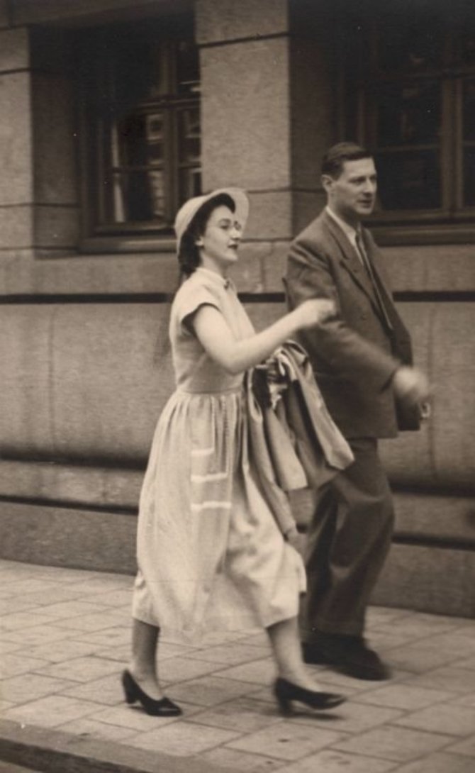 Leidėjų nuotr./Renata Laqueur su Paulu Goldschmidtu, knygos sudarytojos Saskios Goldschmidt tėvu, 1949 m.