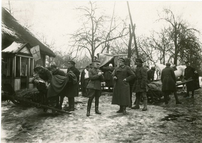 Lietuvos kariuomenės priešakinis tvarstomasis punktas Trakų apylinkėje. Priimami sužeistieji. 1919–1920 m. VDKM nuotraukų rinkinys.