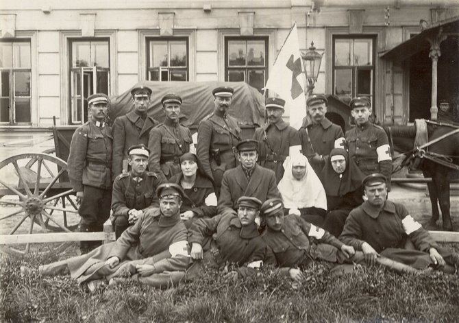 Karo sanitarijos skrajojančių būrių personalas prie Krašto apsaugos ministerijos. Viduryje sėdi Karo sanitarijos viršininkas gen. lt. Vladas Nagevičius. Kaunas, 1920 m. rugsėjis.