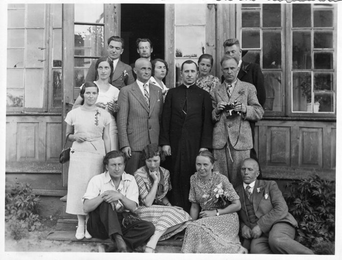 Kultūros paminklų apsaugos kursai. Dubaklonio kaimas, Varėnos rajonas. Su fotoaparatu – Paulius Galaunė. 1937