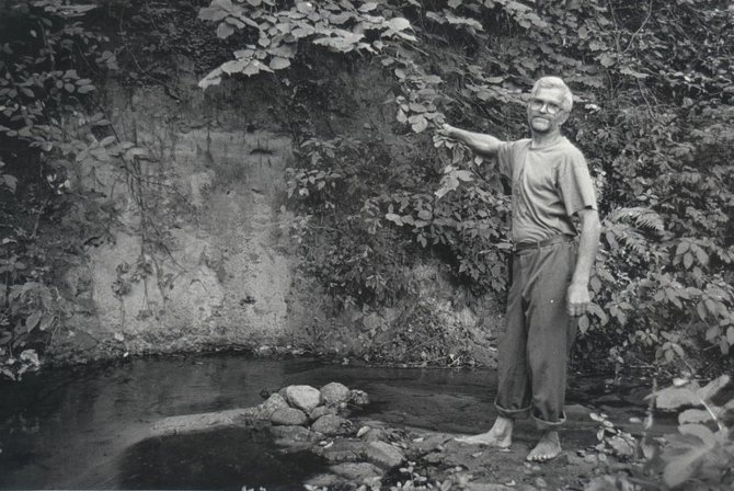 Brolių Černiauskų nuotr./Henrikui neprasprūdo pro akis, kad šiame Krūčiaus šlaite išsirausė sau urvelį raudonosios knygos paukštis tulžys (žuvininkėlis), o upelio srovėje kartais vis sumirga pralekiantys margieji upėtakiai.