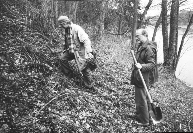 Brolių Černiauskų nuotr./Henrikas Gudavičius ir Imantas Lazdinis sodina jonpapartį prie Merkio, 1992 m.