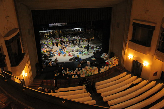 Teatro nuotr./Didžioji teatro salė virtusi humanitarinės pagalbos centru