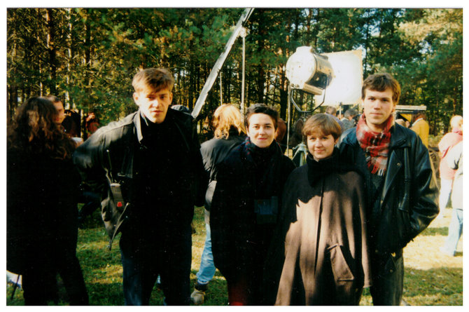 Kino studentai D.Ulvydas, A.Marcinkevičiūtė, R.Rakauskaitė, A.Kemežys pirmojo Lietuvoje filmuoto Holivudo serialo „Robino Hudo nuotykiai“ aikštelėje, 1996