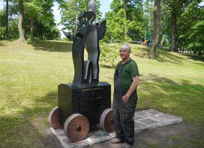 Danguolės Barauskienės nuotr./Sigito Gedos atminimui skirta skulptūra Veisiejuose ir jos autorius, skulptūrius Kęstutis Musteikis