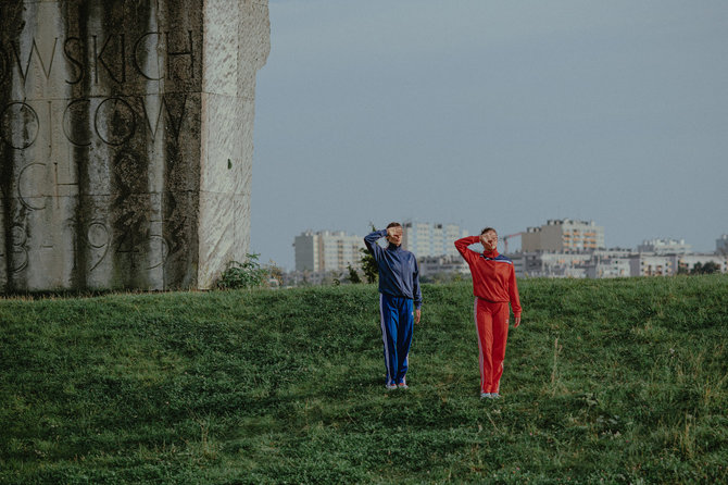 Klaudyna Schubert / VB23 nuotr./Aleksandros Janus, Weronikos Pelczyńskos ir Moniko Szpunaros (Lenkija) performansas „Tebestovinti“