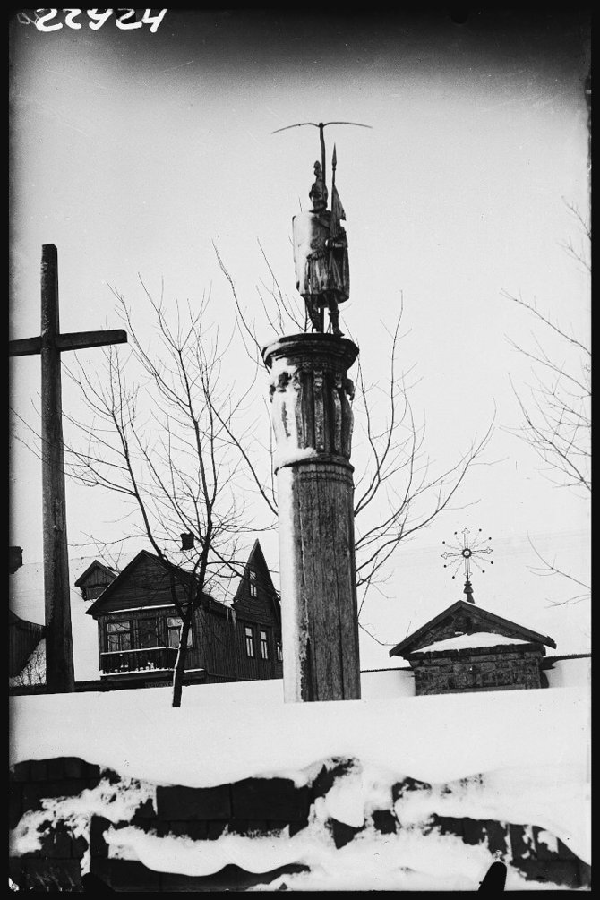 Nacionalinio Čiurlionio dailės muziejaus nuotr./Šv. Florijono koplytstulpis Kvėdarnos bažnytkaimyje, 1928 m.