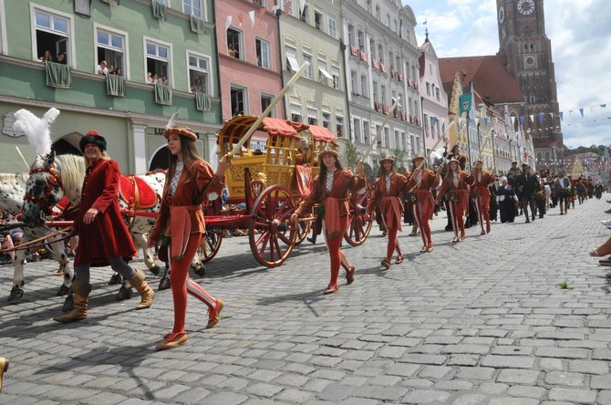 Jadvygos Jogailaitės karieta teatralizuotose Landshuto vestuvėse, 2023 m.. 