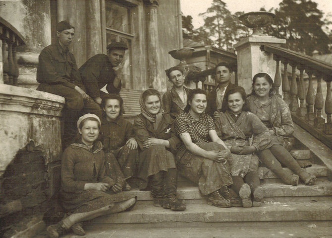 VGŽIM, Chwolesų šeimos archyvo nuotr./Rafailas Chvolesas statybos batalione (pirmas iš kairės). 
