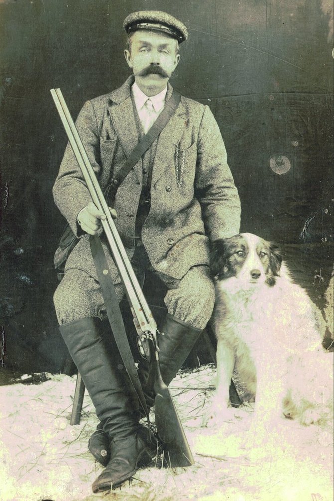 Balys Stukas su medžiokliniu šunimi, 1928 m. G.Piličiauskienės šeimos archyvas
