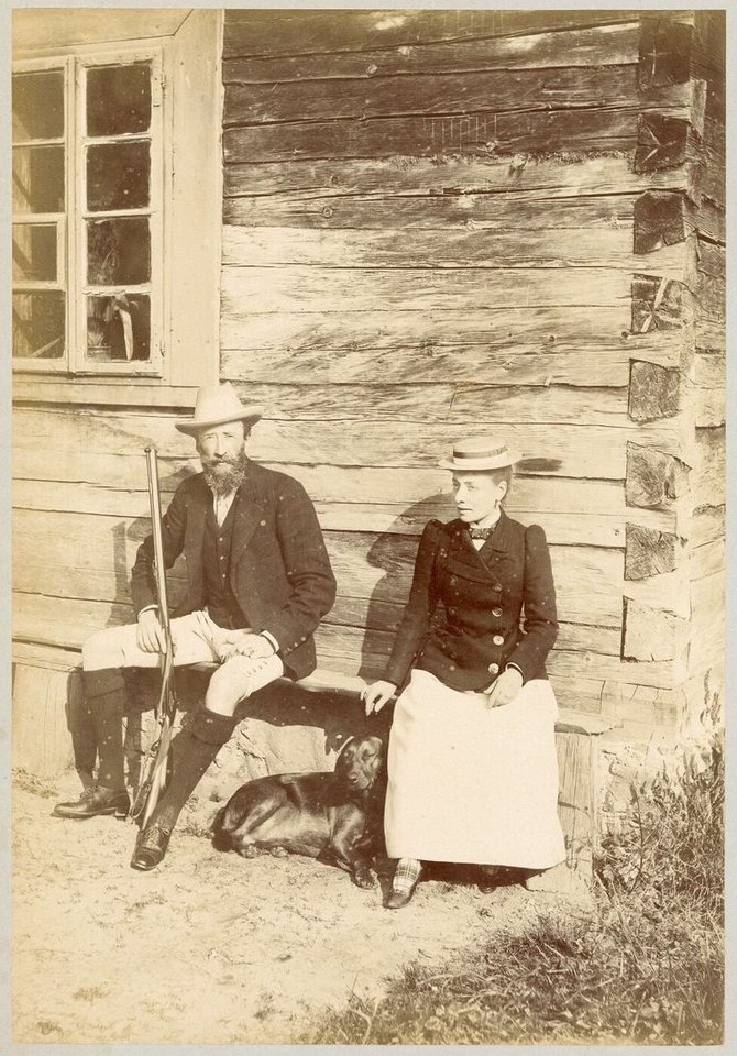 Grafas B.H.Tiškevičius ir I.Feraud su šunimi. 1893 m. rugsėjo mėn. Kauno rajono muziejus. LIMIS.lt