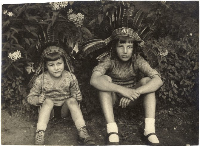 Lietuvos nacionalinio muziejaus nuotr./Broliai Kazys (kairėje) ir Stasys Lozoraičiai, pasipuošę indėniškais galvos apdarais. Domeikai (dab. Marijampolės sav.), 1933 m.