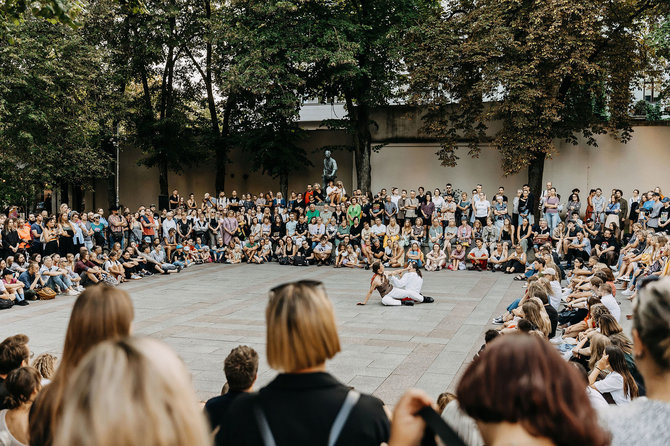 Martyno Plepio nuotr./Lizos Baliasnajos judesio ir balso performansu įvardintas „Chiaroscuro“ 