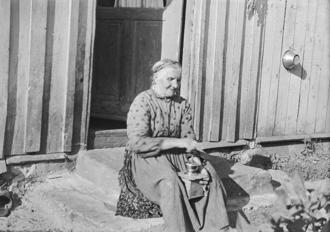 Nacionalinio M.K.Čiurlionio dailės muziejaus nuotr./Žvejė mala kavą. Jurgis Dovydaitis, 1932 m. 