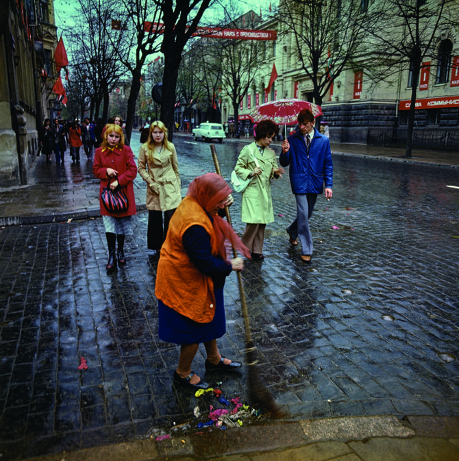 Autoriaus nuosavybė/Antanas Sutkus. Paradas baigėsi. XX a. 8 deš.