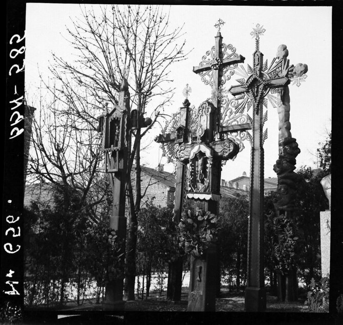 Vytauto Didžiojo karo muziejaus archyvas/V. Svirskio kryžiai, atgabenti iš Surviliškio apylinkių į Karo muziejaus sodelį, XX a. 3-4 deš. Balio Buračo nuotr.