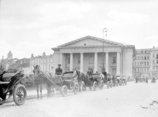 Lenkijos nacionalinis skaitmeninis archyvas/Vežikai laukia klientų prie rotušės, 1935 m., fotografas nežinomas 