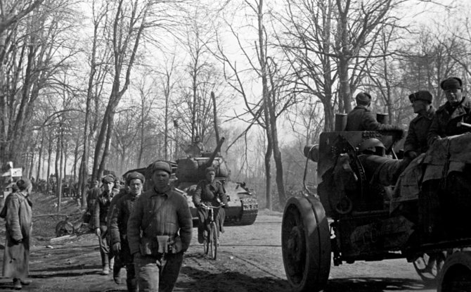 Pranešimo autorių nuotr./Raudonarmiečių kolona juda Rytprūsių keliais. 1945 m. balandis.