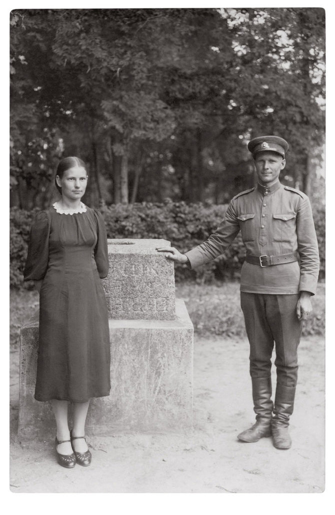 Karys Stasys Mikšta su Adele Čereškevičiūte, Simpatija. 1940 m. Kazimiero Griūšios nuotrauka