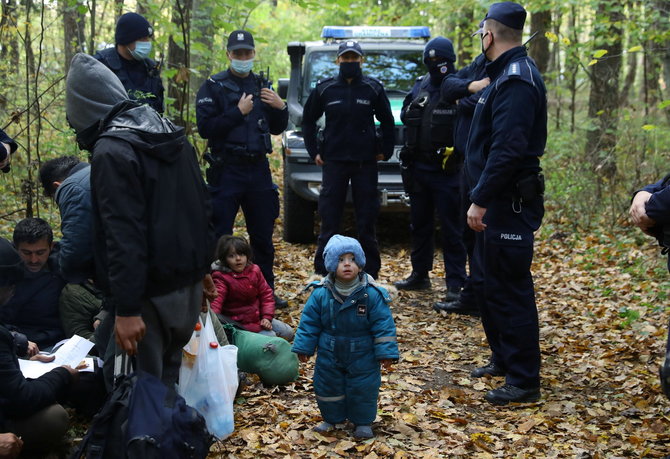 „Reuters“/„Scanpix“ nuotr./Migrantai Lenkijos pasienyje
