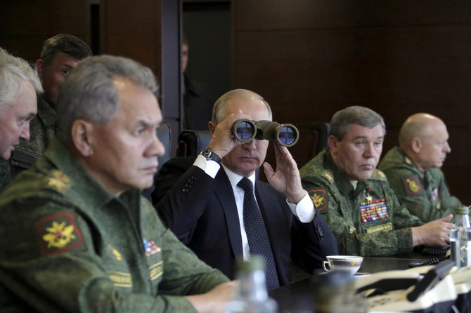 „Reuters“/„Scanpix“ nuotr./V.Putinas pratybų „Zapad-2017“ metu