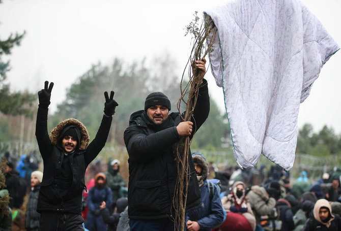 „Reuters“/„Scanpix“ nuotr./Migrantai Lenkijos pasienyje