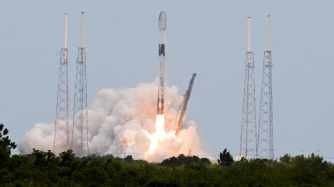 „Reuters“/„Scanpix“ nuotr./Raketa, iškelianti „Starlink“ palydovus
