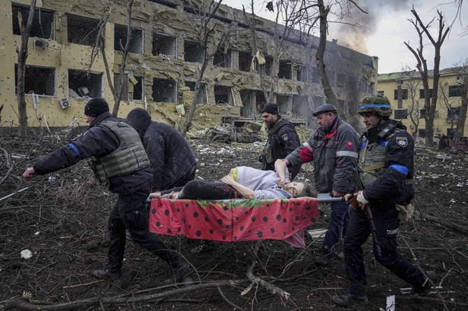 AP/„Scanpix“ nuotr./Mariupolio gimdymo namų apšaudymas