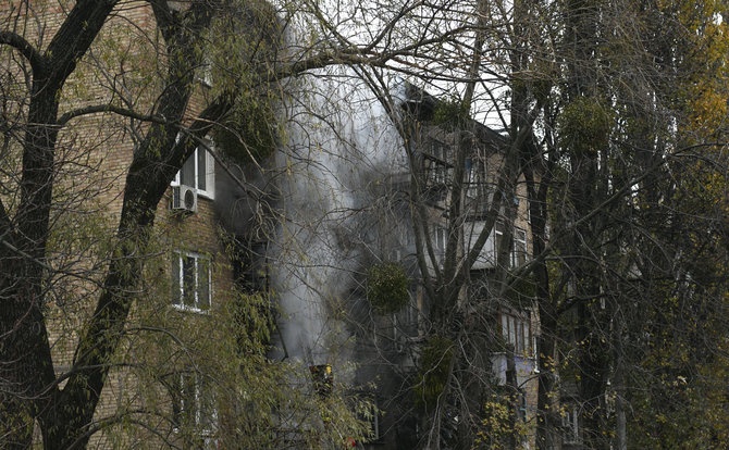 „Reuters“/„Scanpix“ nuotr./Raketomis apšaudytas Kyjivas