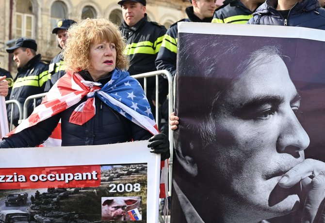 AFP/ „Scanpix“ nuotr./Protestuotojai su M.Saakašvilio plakatu