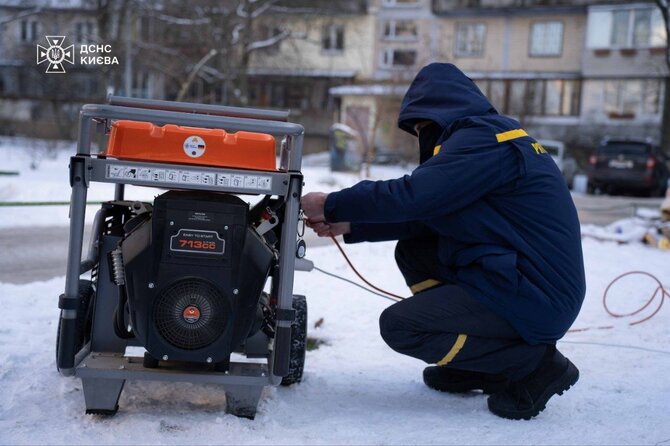 Ukrainos valstybinė nepaprastųjų situacijų tarnyba/Po Rusijos smūgių Kyjive per šalčius dingo elektra