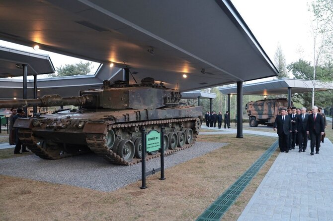 SCRT PA / X/Šiaurės Korėjoje atidarytame kariniame muziejuje eksponuojamas Lenkijai anksčiau priklausęs tankas „Leopard 2A4“