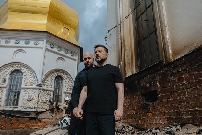 V.Zelenskio „Telegram“ nuotr./Volodymyras Zelenskis apsilankė Rusijos atakuotoje Kyjivo Pečorų lauroje
