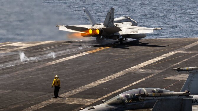 CENTCOM nuotr./Naikintuvas kyla nuo JAV lėktuvnešio „USS Abraham Lincoln“
