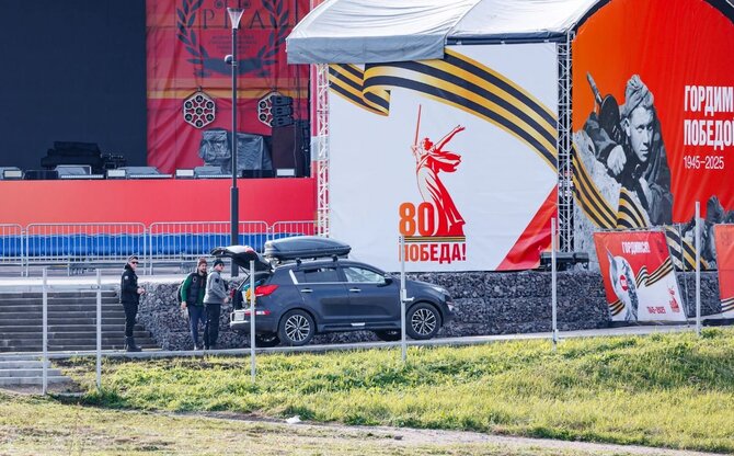 Postimees / Ilja Smirnovo nuotr./Rusai palei Narvos upę į Estijos pusę įrengė ekranus, kuriuose rodomos įprastos propagandinės transliacijos