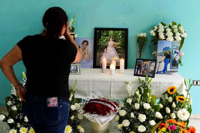 Šeima gedi kadetės Americos Sanchez, žuvusios, kai Meksikos karinis laivas trenkėsi į Bruklino tiltą / Reuters