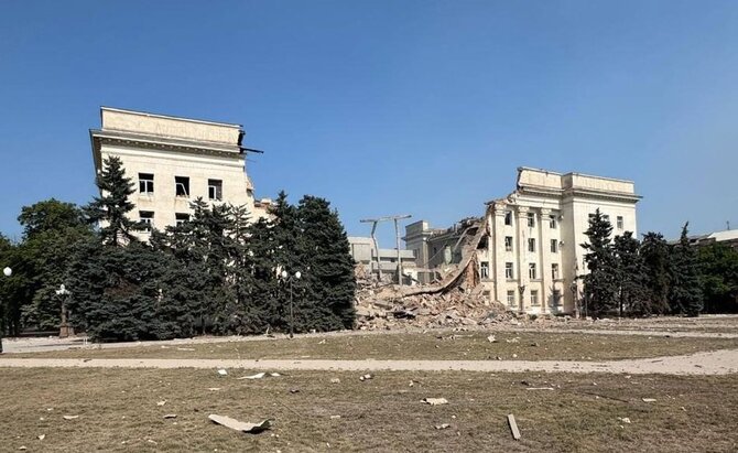 Oleksandro Prokudino nuotr./Chersono srities administracijos pastatas po Rusijos aviacijos smūgio