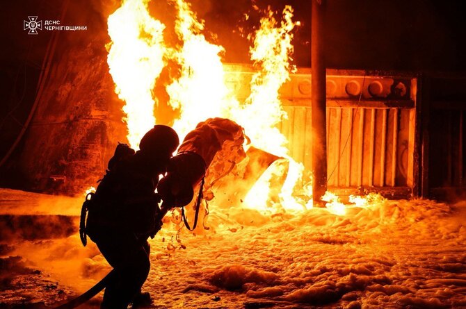 Ukrainos valstybinė nepaprastųjų situacijų tarnyba/Černihivo srityje rusai smogė gaisrą gesinantiems ugniagesiams