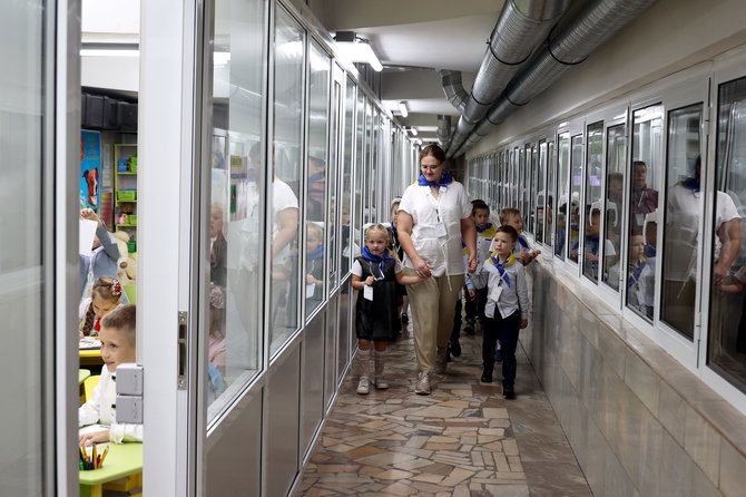 ZUMAPRESS / Scanpix nuotr./Ukrainiečių vaikai lanko pamokas metro stotyse